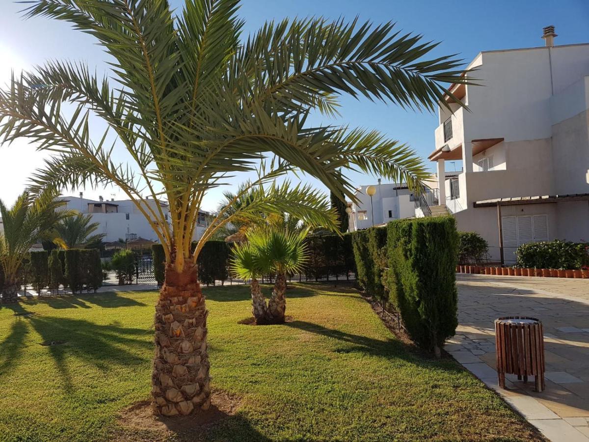 Casa Baja Naturista Con Palmeras Y Patio! Vera